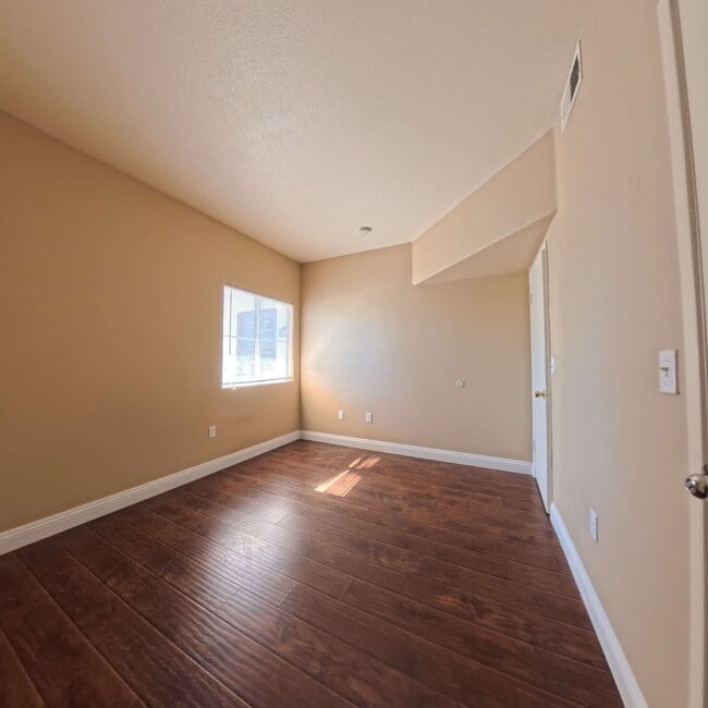 Building Photo - Lovely 2 Bed, 2 Bath Condo at South Gate!