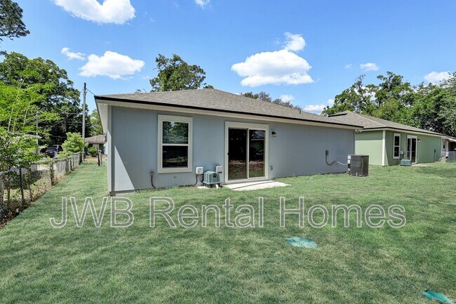 Building Photo - 9137 12th Ave