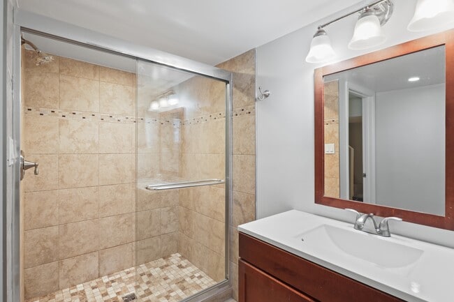 Building Photo - 209 Douglas St NE