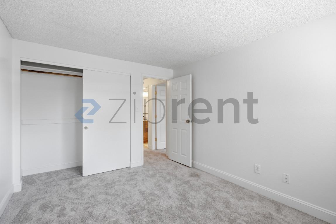 Building Photo - Unit