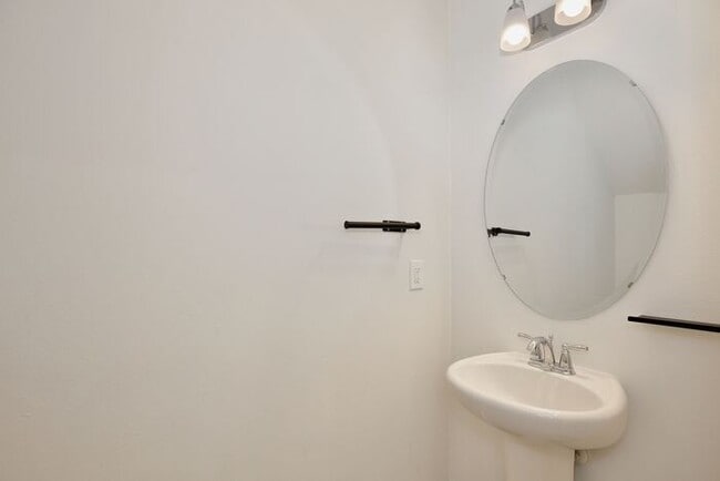 Building Photo - Charming 3/2.5 Courtyard Home with Loft & ...