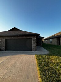 Building Photo - 3BR 2BA duplex with 2 car garage!!