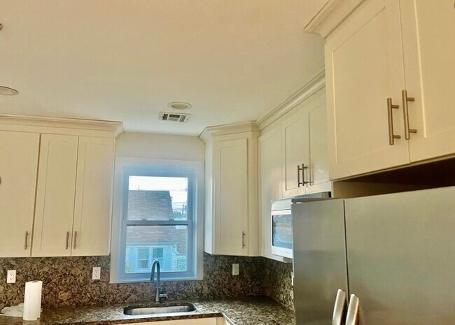 Building Photo - 10-12-12 Morton Pl