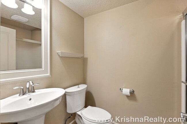 Building Photo - Gorgeous 6 BD* 3 BA* Single Family Home Located In Charming Arbor Meadows In Portland! **Minutes ...