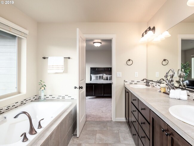 Building Photo - 4 Bedroom Home on Quiet Street w/Office on Main Level!