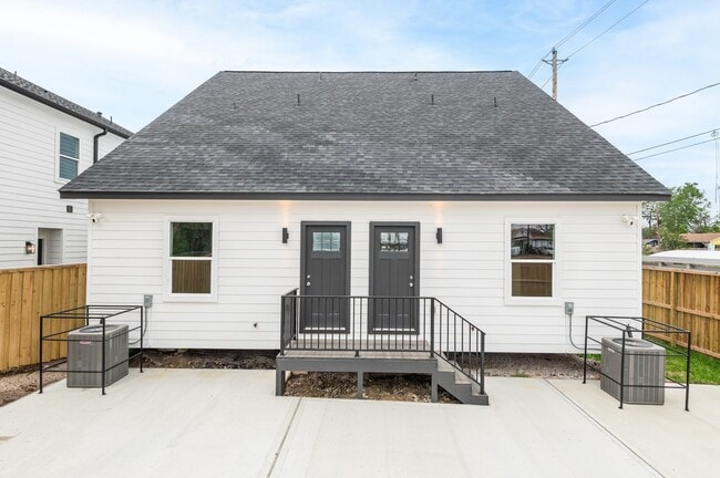 Building Photo - 2316 McKee St