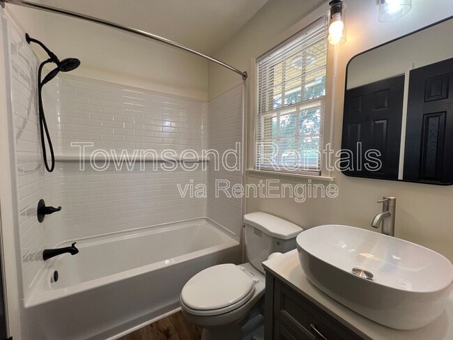 Building Photo - 1319 Camelot Dr