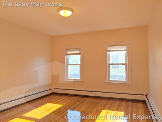 Building Photo - Nicely Updated Top Floor Two Bed Near Davi...