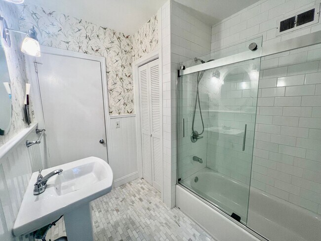 Building Photo - Charming 5 Bedroom Home Close to Everything!