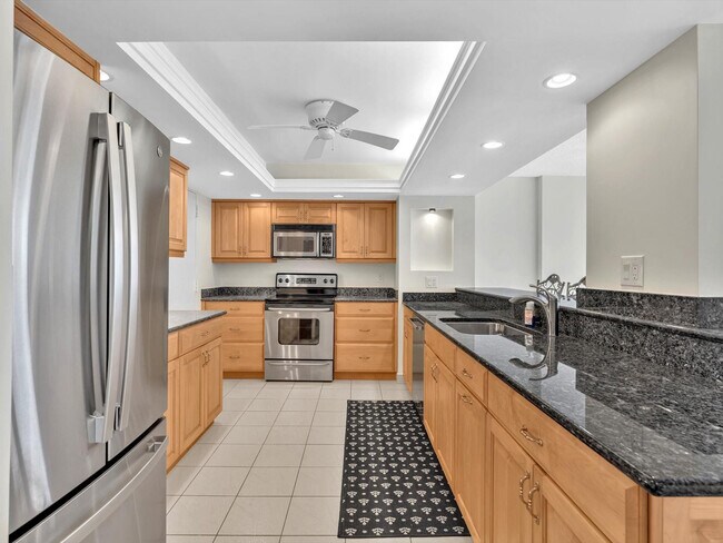 Building Photo - 1150 Hillsboro Mile