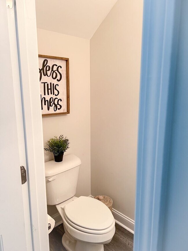 Building Photo - 3 Bedroom Townhome