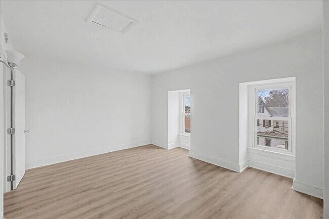 Building Photo - 206 N Broadway