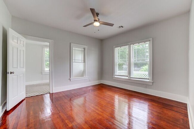 Building Photo - 2/1 Bright and Cheery Home Right Off Downtown!