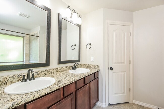 Building Photo - Beautiful Home!