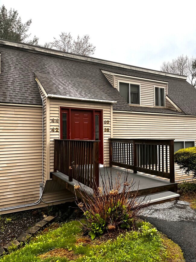 Primary Photo - 38 Library Ln