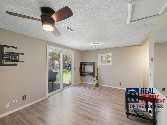 Building Photo - 2 Bed, 2 Bath with Yard, Parking & Laundry...