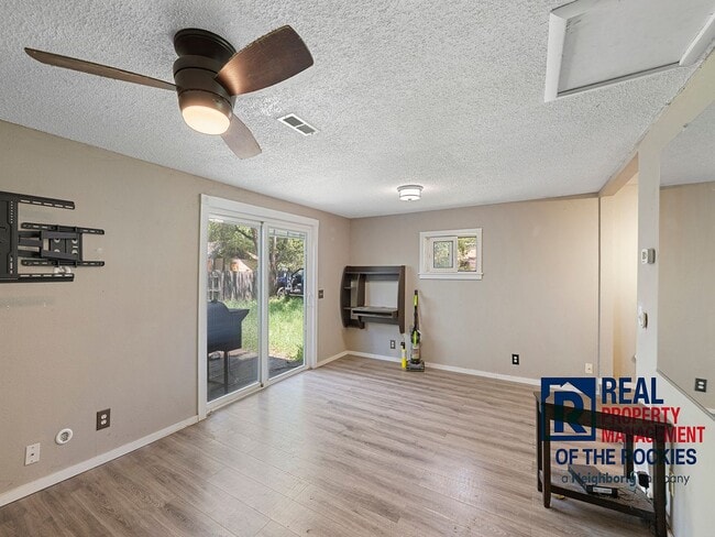 Building Photo - 2 Bed, 2 Bath with Yard, Parking & Laundry – Pet Friendly