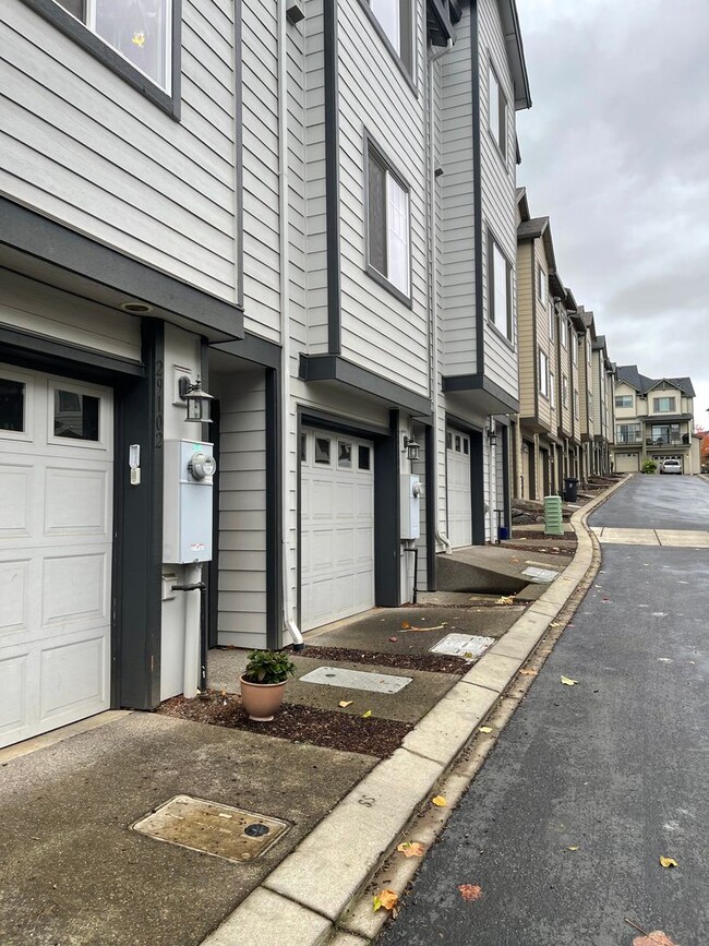 Building Photo - Beautiful 2br/2ba Townhome in Great Wilsonville Location!