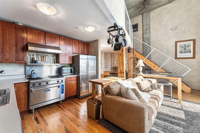 Building Photo - Beautiful One Bedroom Loft in Golden Triangle.