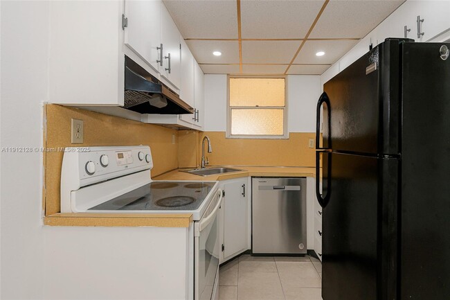 Building Photo - 1975 NE 135th St