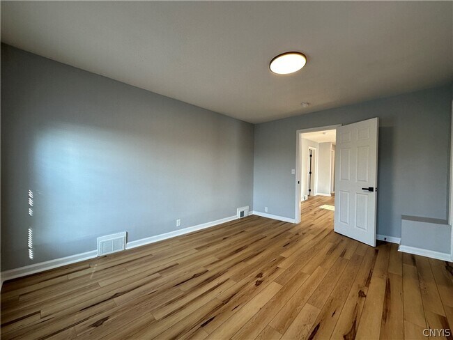 Building Photo - 408 E Laurel St