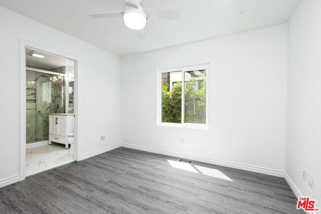 Building Photo - 8718 Rosewood Ave