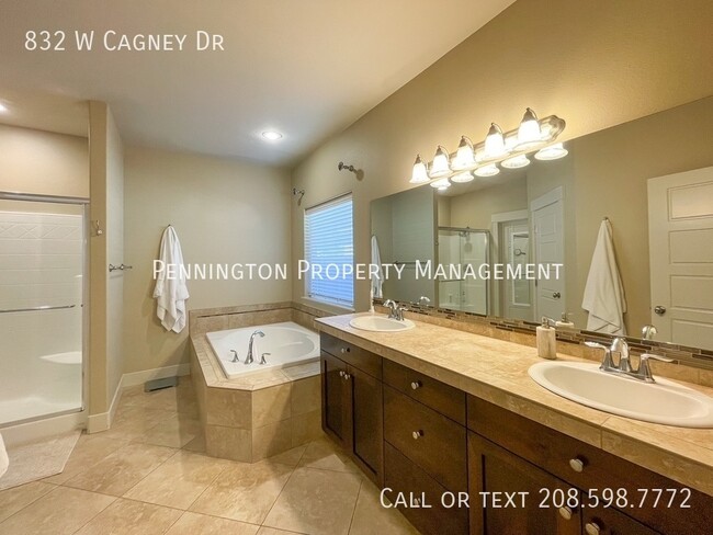 Building Photo - 832 W Cagney Dr