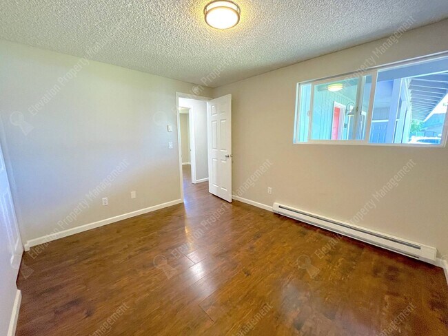 Building Photo - Recently-renovated 2 BR duplex in Redmond ...