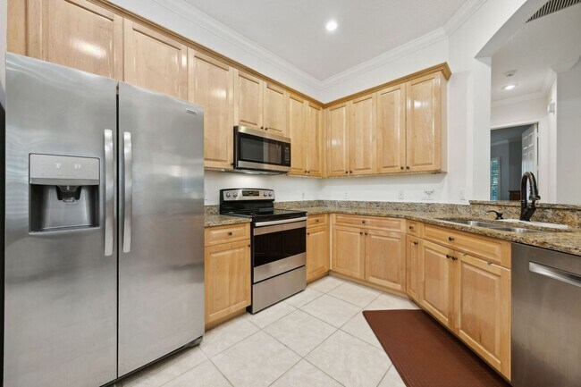 Building Photo - WALK TO THE BEACH!