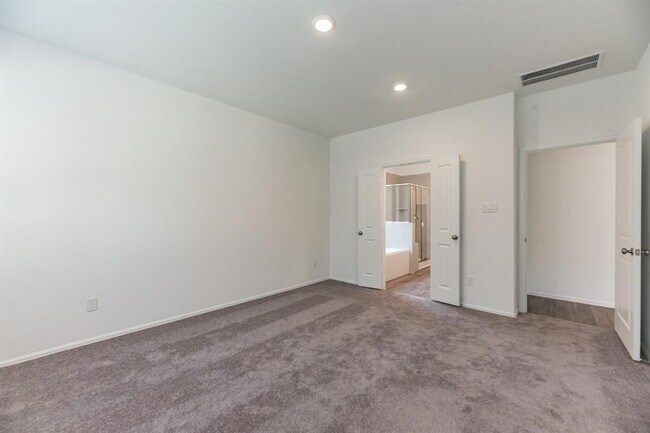 Building Photo - 6016 Heritage Creek Ln