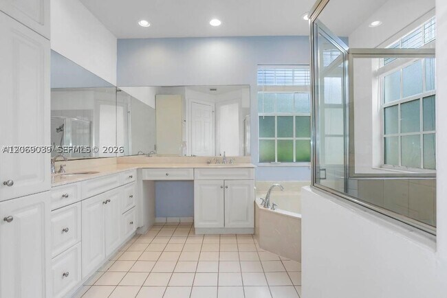 Building Photo - 4762 Lakeside Terrace