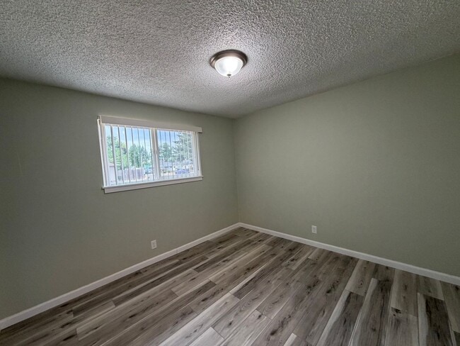 Building Photo - 2 Bedroom Duplex in Thurston/East Springfield Neighborhood
