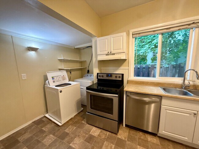 Building Photo - Gorgeous 4 Bed / 2 Bath Home on 6th Street!