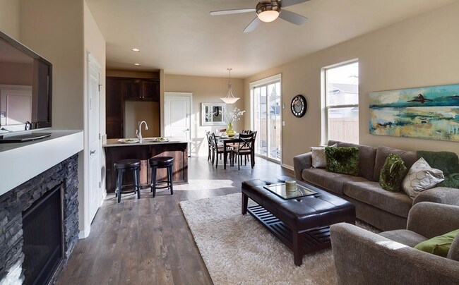 Building Photo - Stunning 3 Bed Home - Fenced Yard, Community Amenities & Pool!