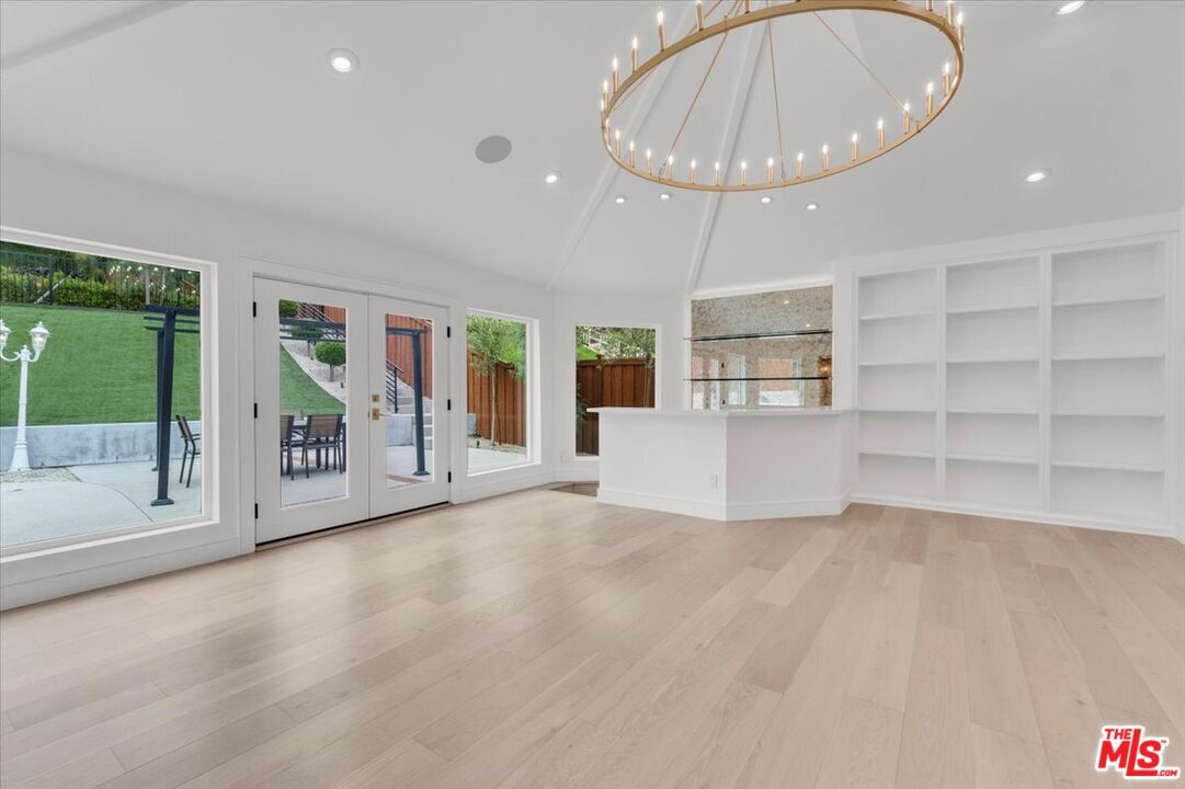 Building Photo - 5715 Oso Ave