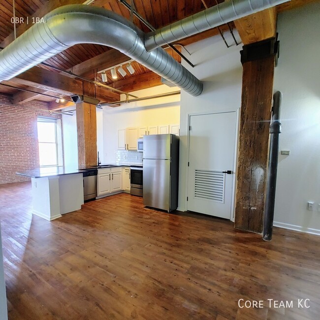 Primary Photo - Large studio in River Market!