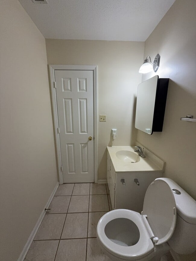 Building Photo - 425 Cedar Crk Dr