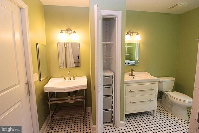 Building Photo - 4614 Roxbury Dr