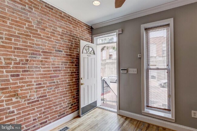 Building Photo - 1102 W Cross St