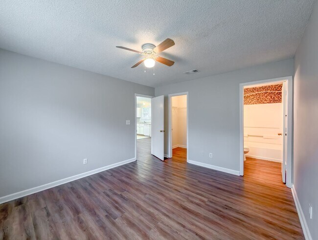 Building Photo - LOVELY SE 3/2 w/ New Paint, Fireplace, Fenced Yard, Vaulted Ceilings, Washer/Dryer, & No Carpet! ...