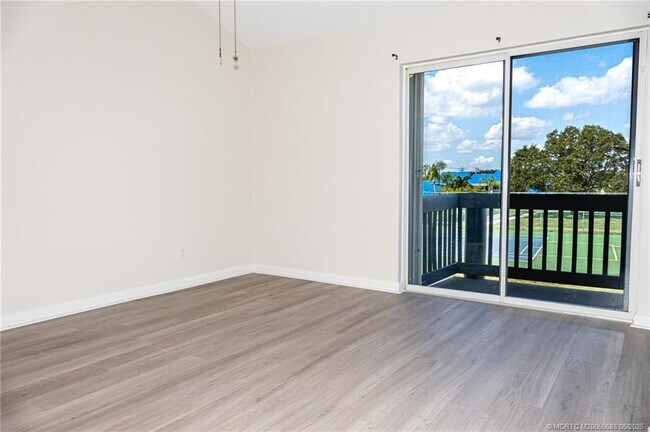 Building Photo - 1585 NE Beacon Dr