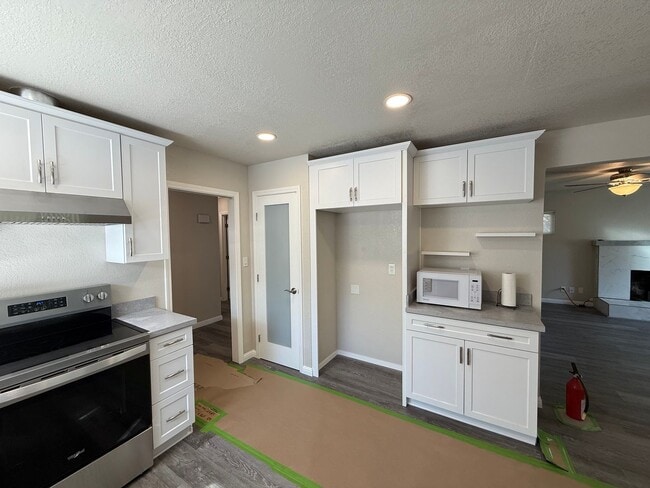 Building Photo - Updated single story home!