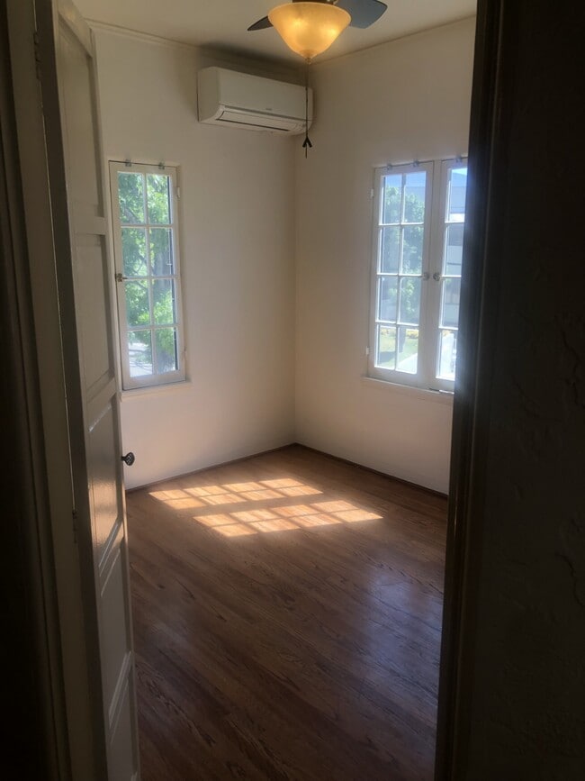 Building Photo - 81 N Catalina Ave