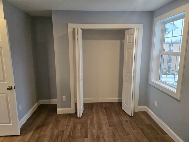 Building Photo - 715 River St