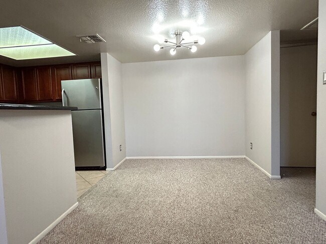 Building Photo - 1 BEDROOM THUNDERBIRD PASEO