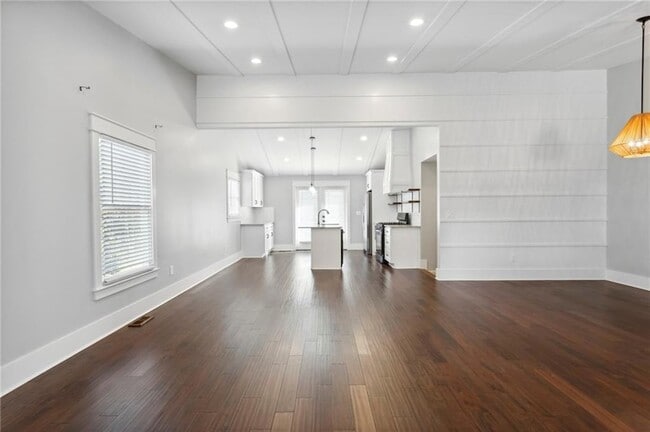 Building Photo - 3258 Highland Dr SE