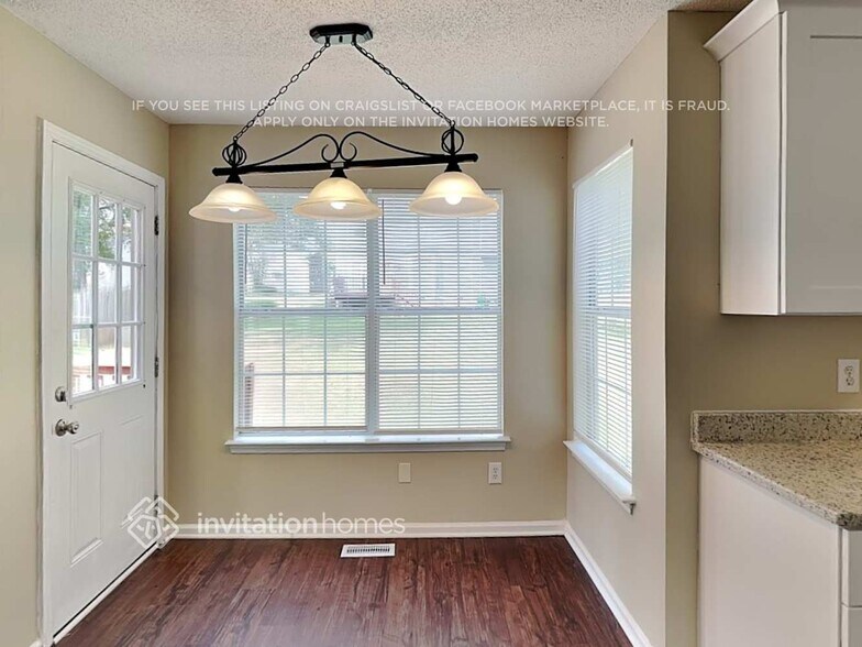 Building Photo - 2343 Century Oaks Ln