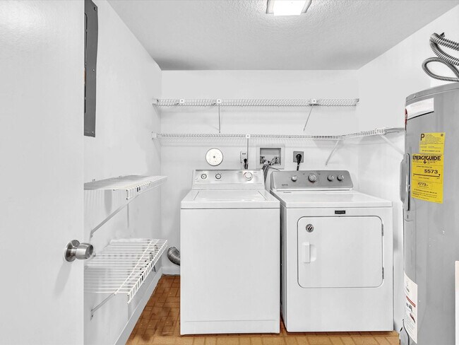 Building Photo - 5087 Oakhill Ln