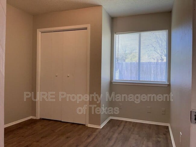 Building Photo - 608 Greenlawn Blvd