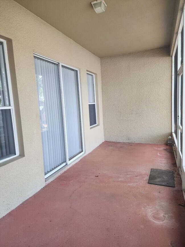 Building Photo - 4/2 Contemporary Style house